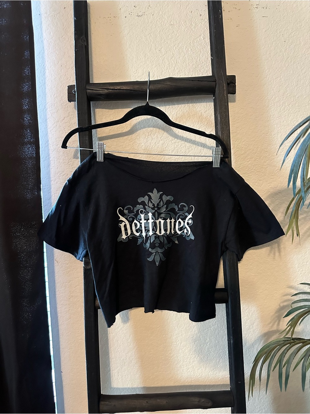 Source Unknown Black Crop Tee with Gray Graphic